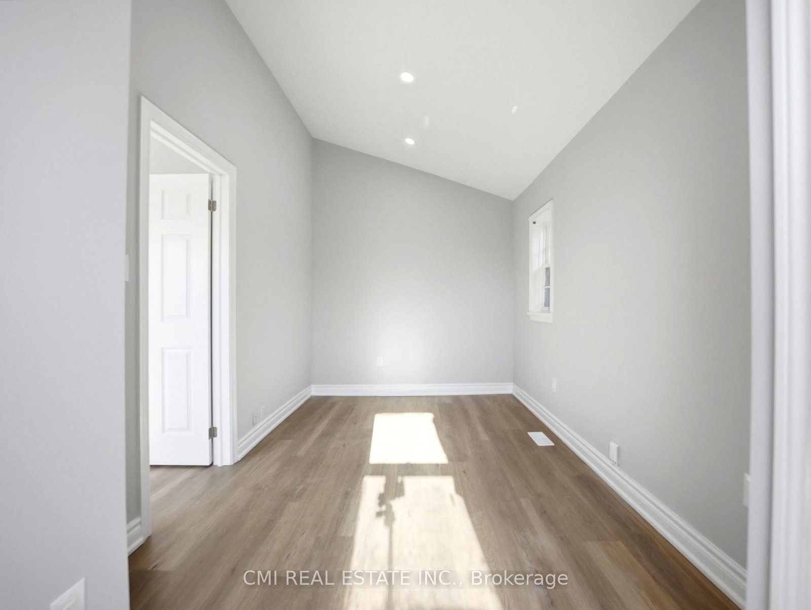 Detached House for sale at 86 Adair Avenue, Hamilton, Ontario, L8K 3S5 - Glenview - MLS: X12994922