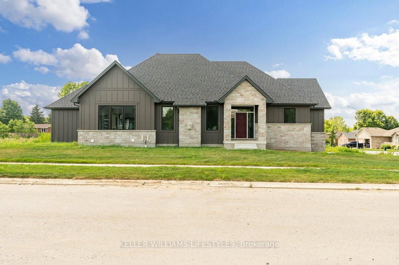 39 EAST GLEN Dr, Lambton Shores, N0M 1B0 | Image 2