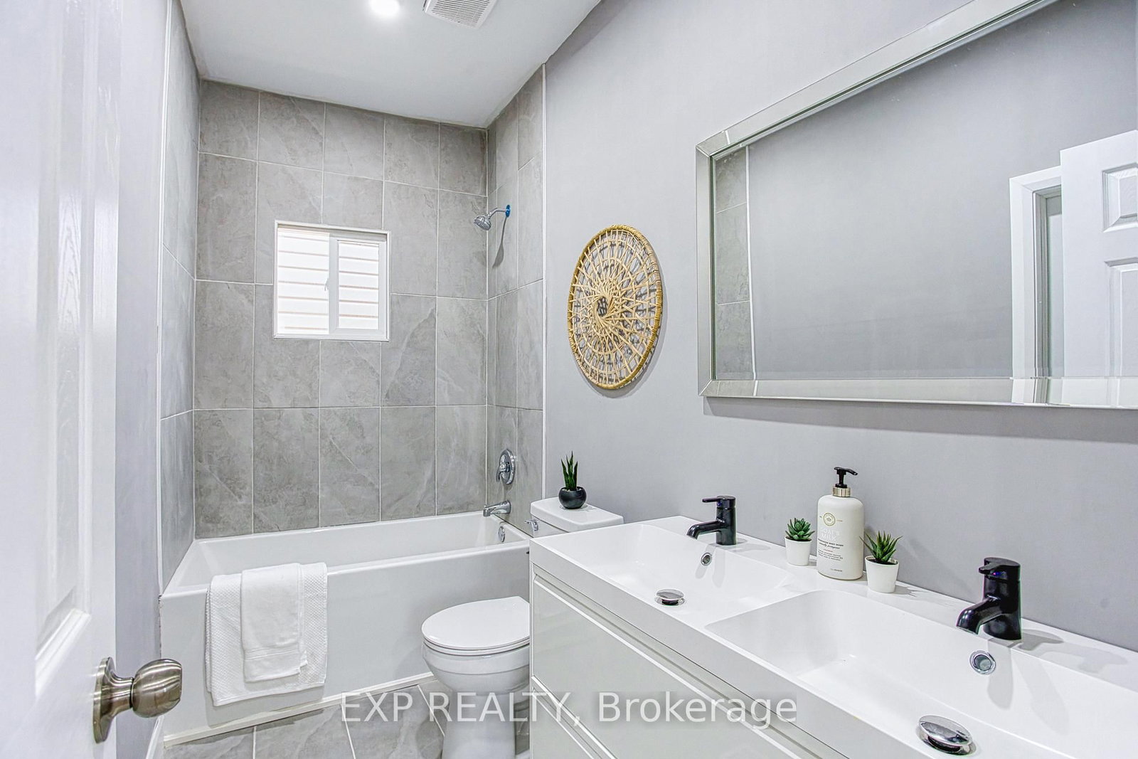 Detached House for sale at 267 Rosslyn Avenue, Hamilton, Ontario, L8L 7P9 - Crown Point - MLS: X12995020