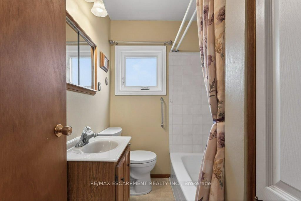 Detached House for sale at 5 Mahony Avenue, Hamilton, Ontario, L8H 3C3 - Normanhurst - MLS: X12995134