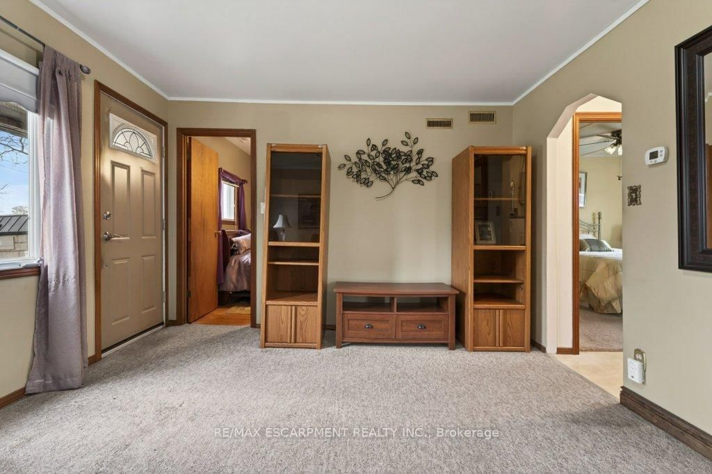 Detached House for sale at 5 Mahony Avenue, Hamilton, Ontario, L8H 3C3 - Normanhurst - MLS: X12995134