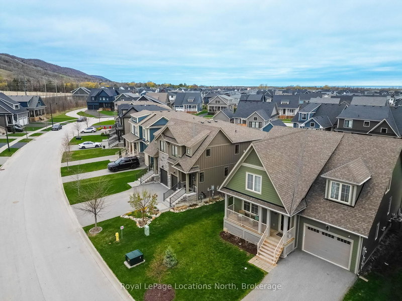 207 Yellow Birch Cres, Blue Mountains, L9Y 0Z3 | Image 2