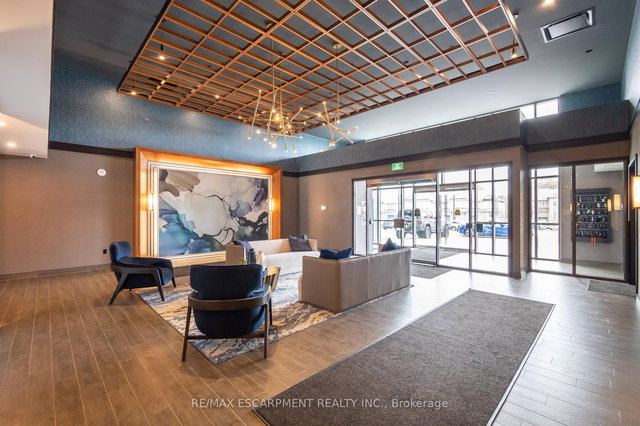 1213 - 460 Dundas Street E