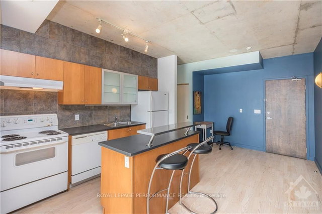 812 - 383 Cumberland Street