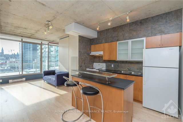 812 - 383 Cumberland Street