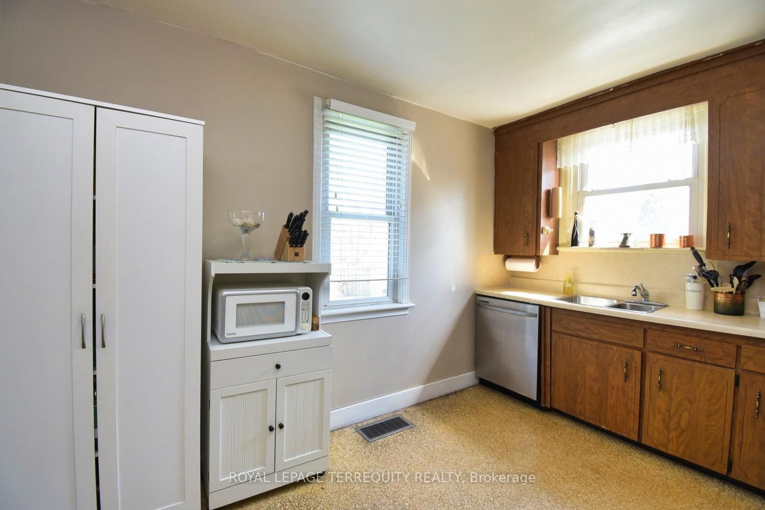 Detached House for sale at 63 West 1st Street, Hamilton, Ontario, L9C 3C2 - Bonnington - MLS: X12995522