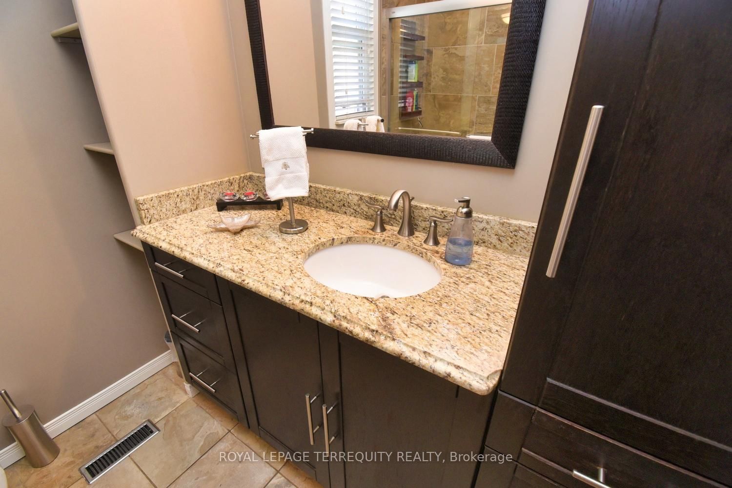 Detached House for sale at 63 West 1st Street, Hamilton, Ontario, L9C 3C2 - Bonnington - MLS: X12995522