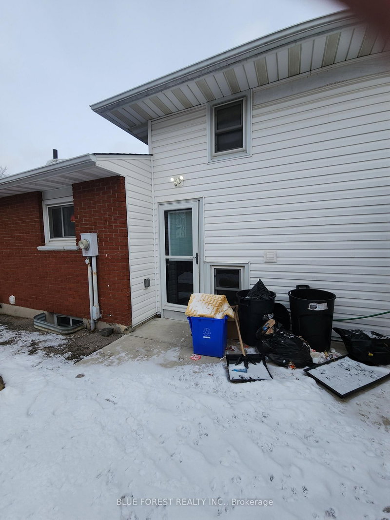 221 Admiral Dr photo 4