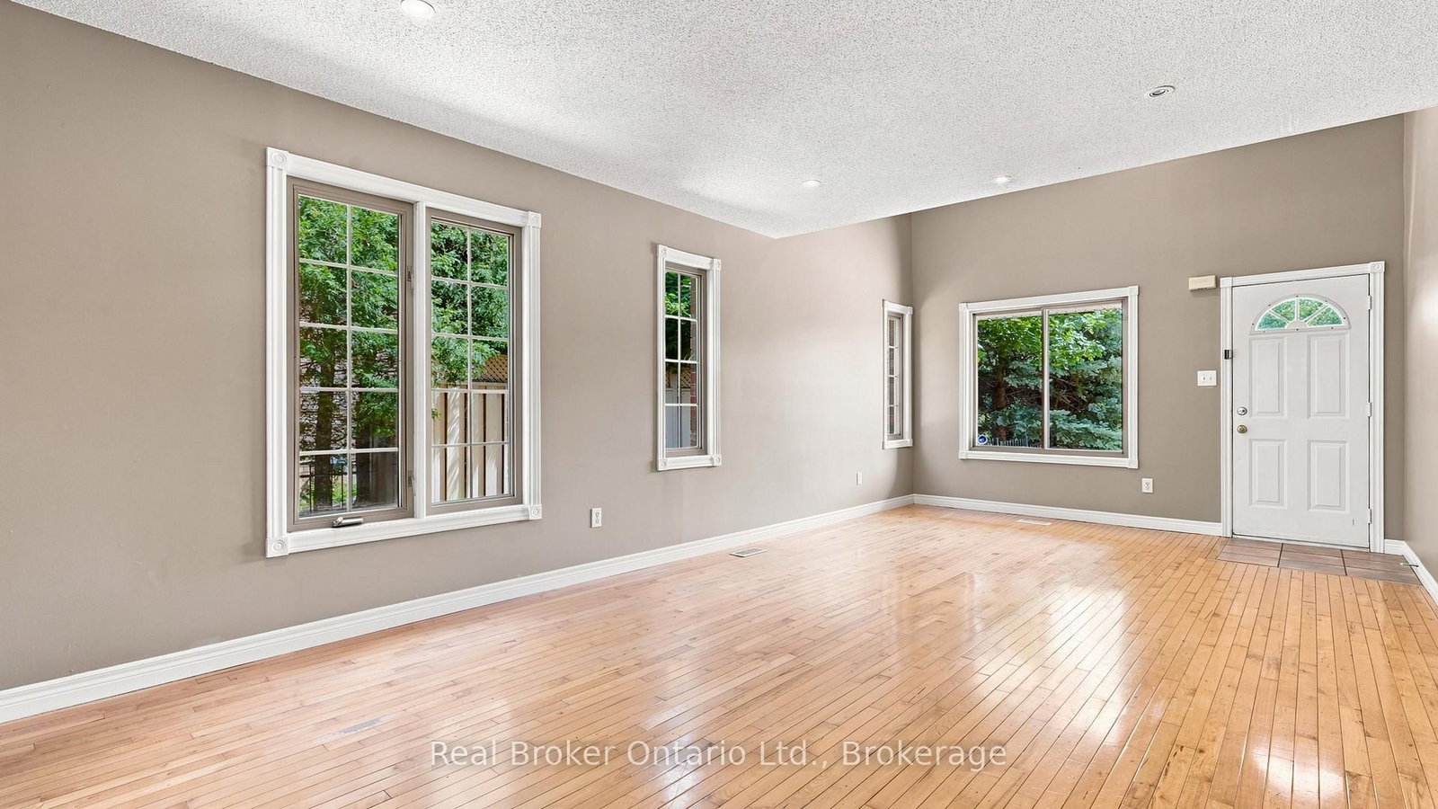 189 Livingston Avenue • Grimsby, ON photo 15