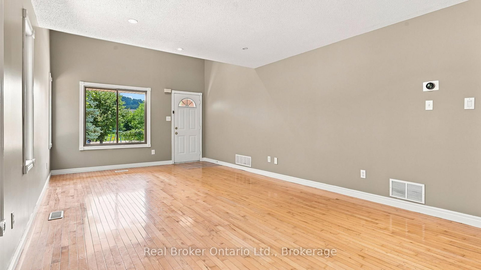 189 Livingston Avenue • Grimsby, ON photo 16