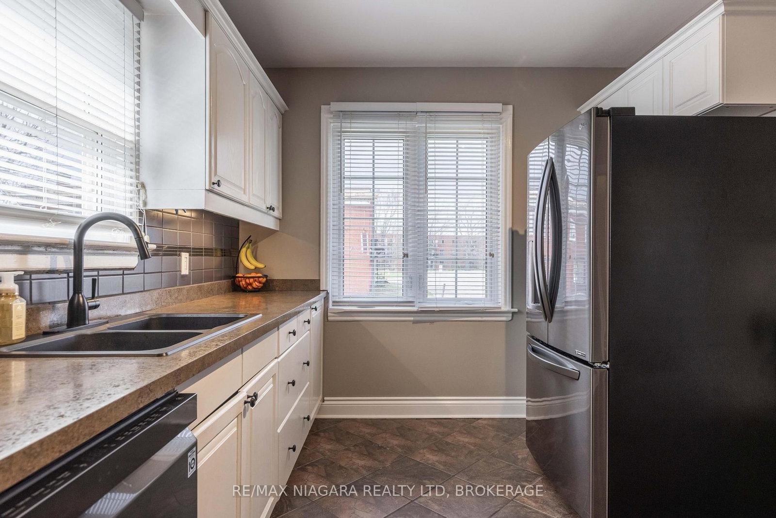 Detached House for sale at 88 Garnet Street, St. Catharines, Ontario, L2M 5G4 - Facer - MLS: X12996024