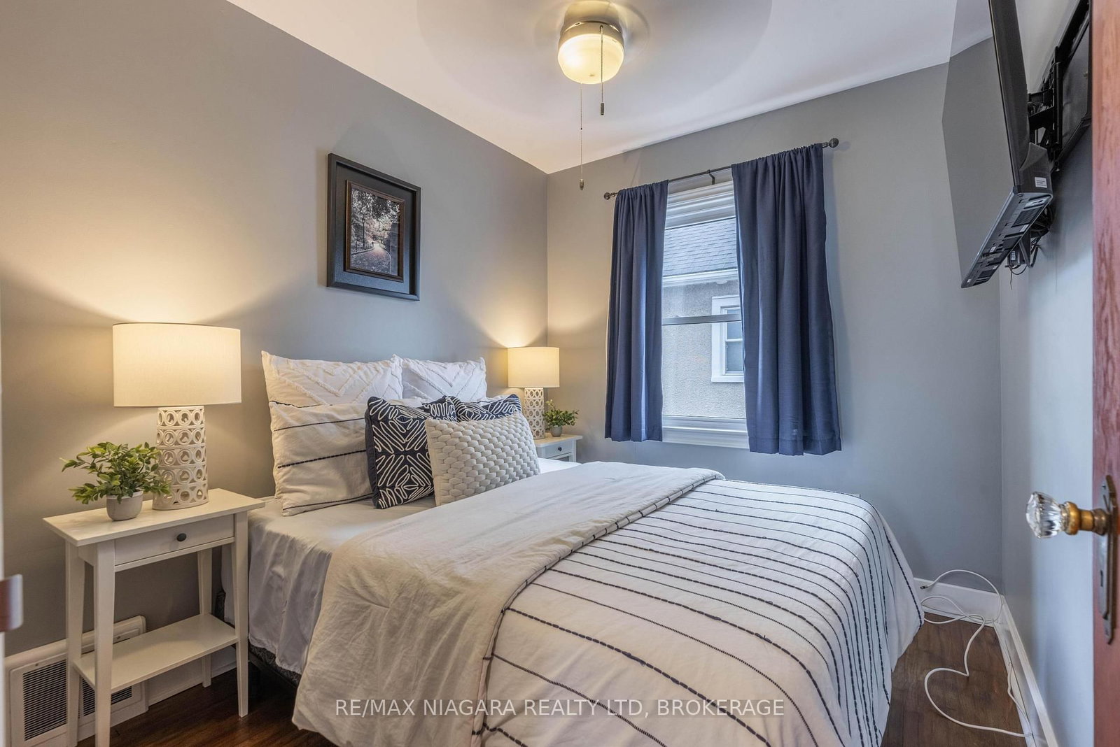 Detached House for sale at 88 Garnet Street, St. Catharines, Ontario, L2M 5G4 - Facer - MLS: X12996024