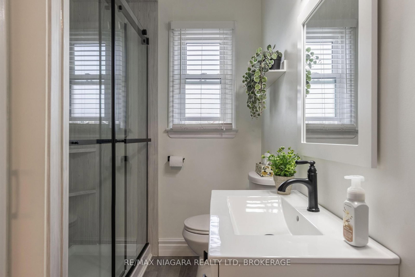 Detached House for sale at 88 Garnet Street, St. Catharines, Ontario, L2M 5G4 - Facer - MLS: X12996024