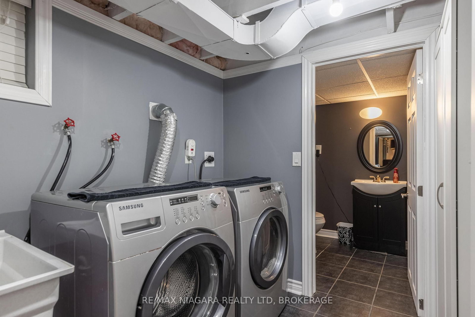 Detached House for sale at 88 Garnet Street, St. Catharines, Ontario, L2M 5G4 - Facer - MLS: X12996024