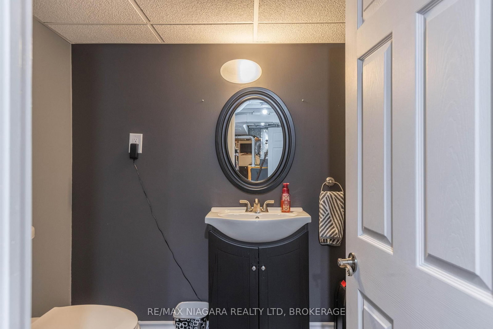 Detached House for sale at 88 Garnet Street, St. Catharines, Ontario, L2M 5G4 - Facer - MLS: X12996024