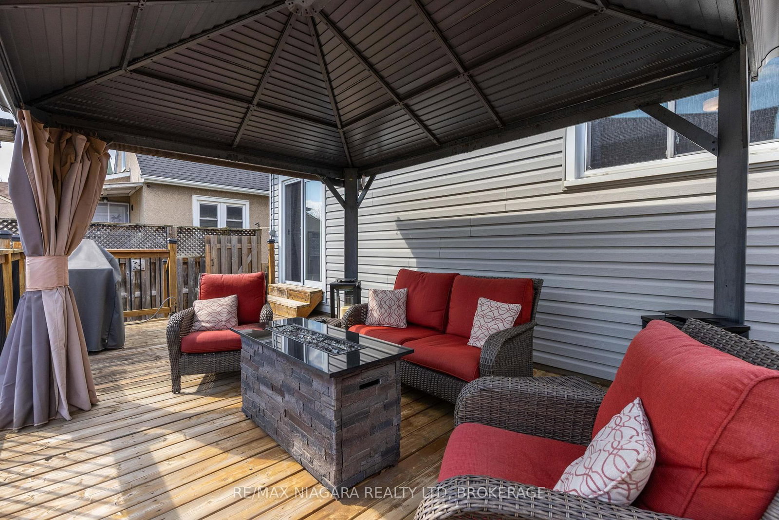 Detached House for sale at 88 Garnet Street, St. Catharines, Ontario, L2M 5G4 - Facer - MLS: X12996024