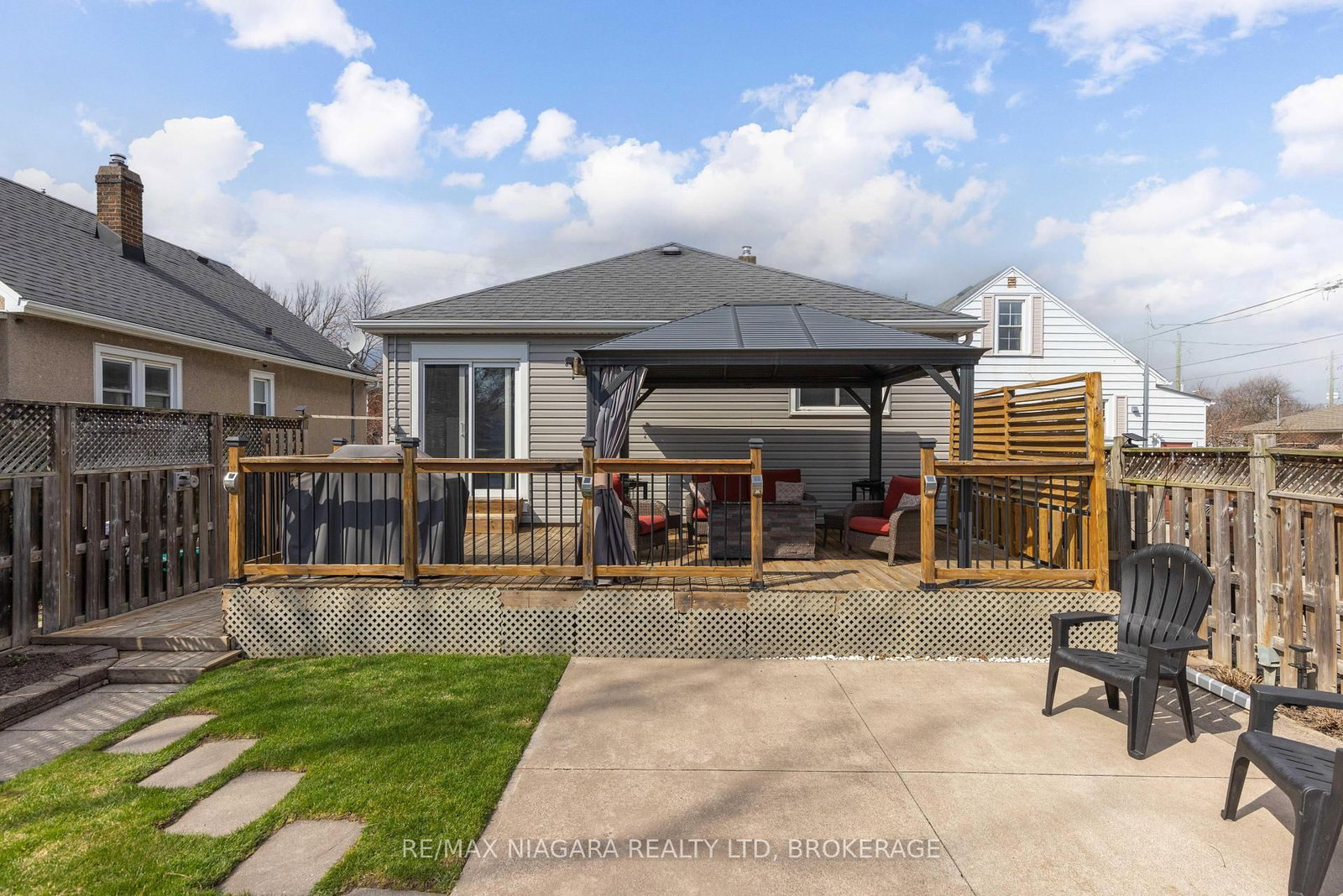 Detached House for sale at 88 Garnet Street, St. Catharines, Ontario, L2M 5G4 - Facer - MLS: X12996024