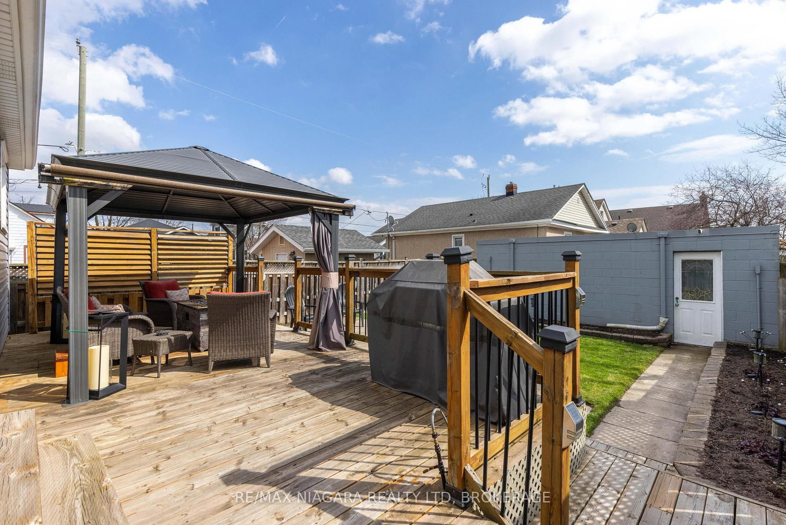 Detached House for sale at 88 Garnet Street, St. Catharines, Ontario, L2M 5G4 - Facer - MLS: X12996024