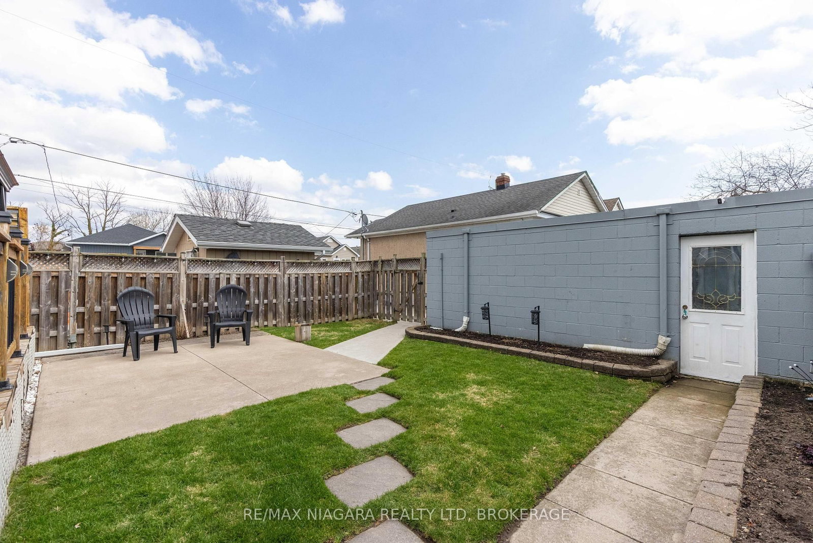 Detached House for sale at 88 Garnet Street, St. Catharines, Ontario, L2M 5G4 - Facer - MLS: X12996024