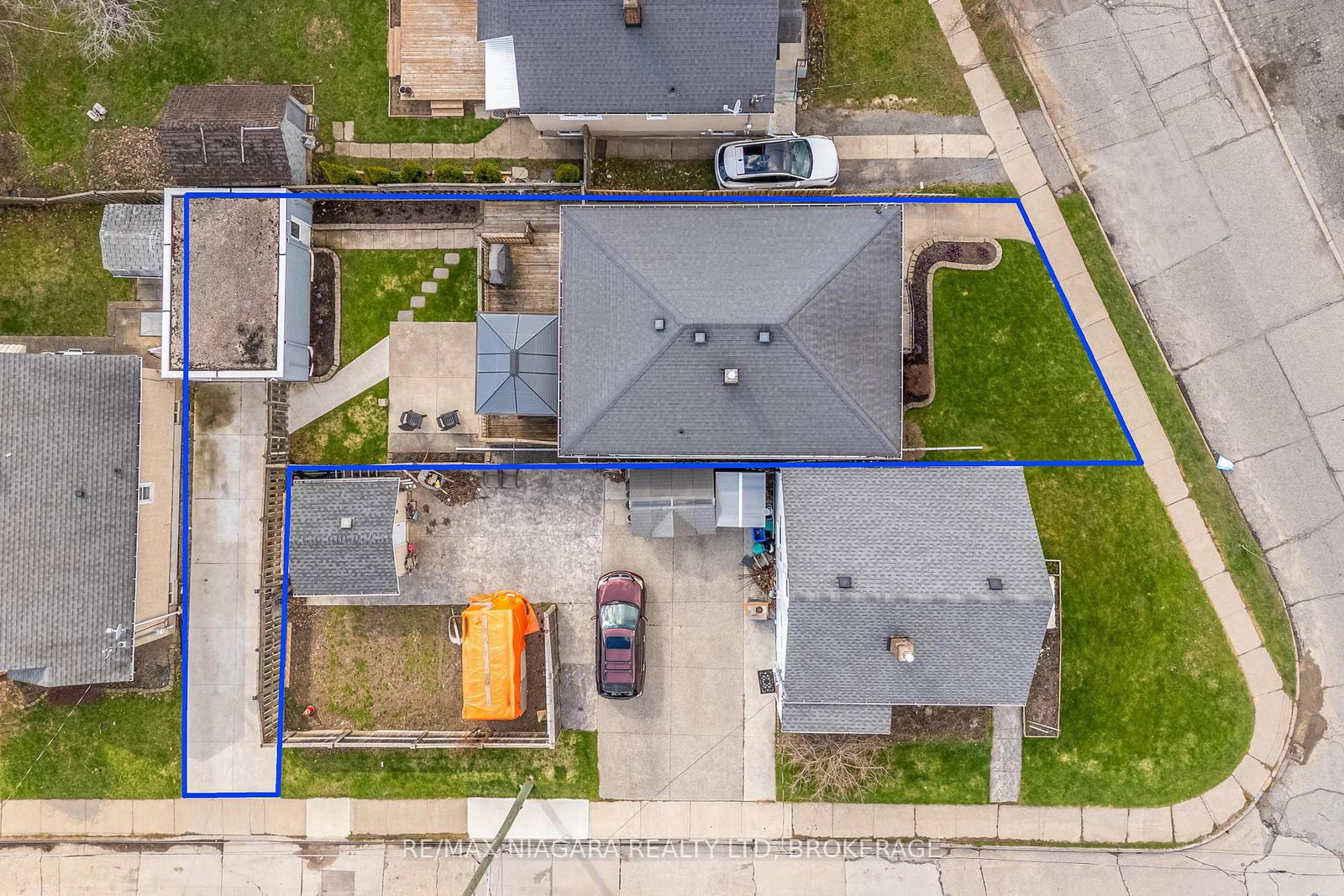 Detached House for sale at 88 Garnet Street, St. Catharines, Ontario, L2M 5G4 - Facer - MLS: X12996024