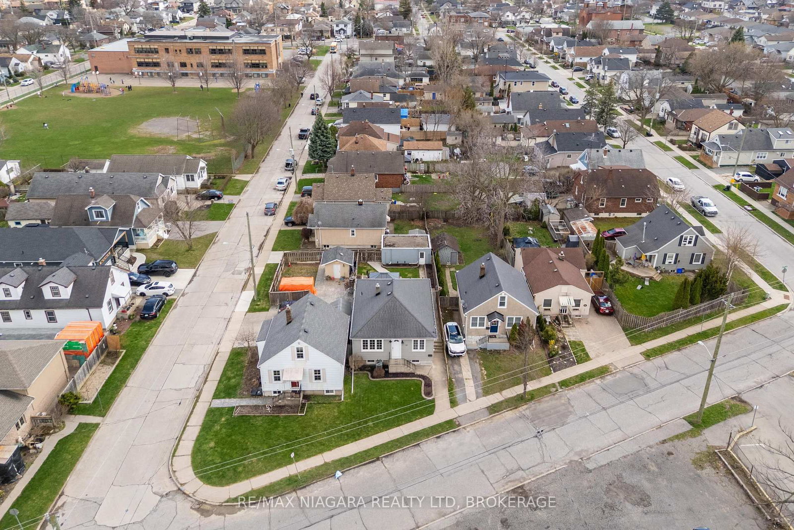 Detached House for sale at 88 Garnet Street, St. Catharines, Ontario, L2M 5G4 - Facer - MLS: X12996024