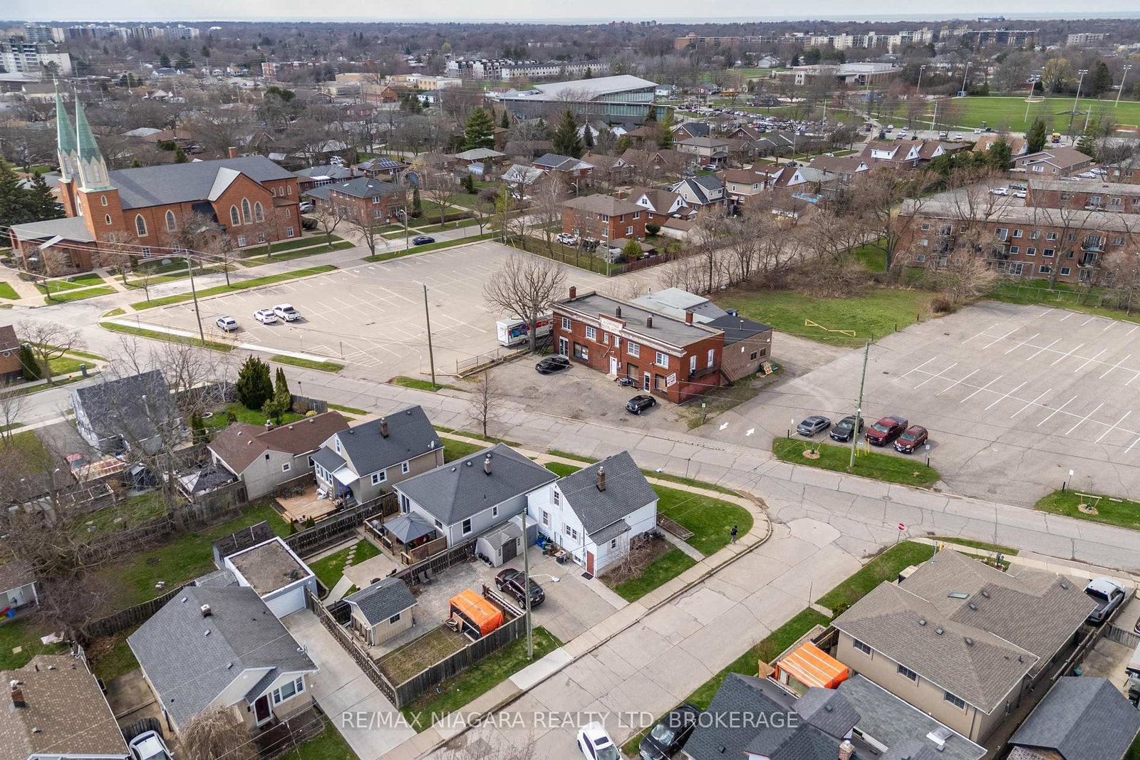 Detached House for sale at 88 Garnet Street, St. Catharines, Ontario, L2M 5G4 - Facer - MLS: X12996024