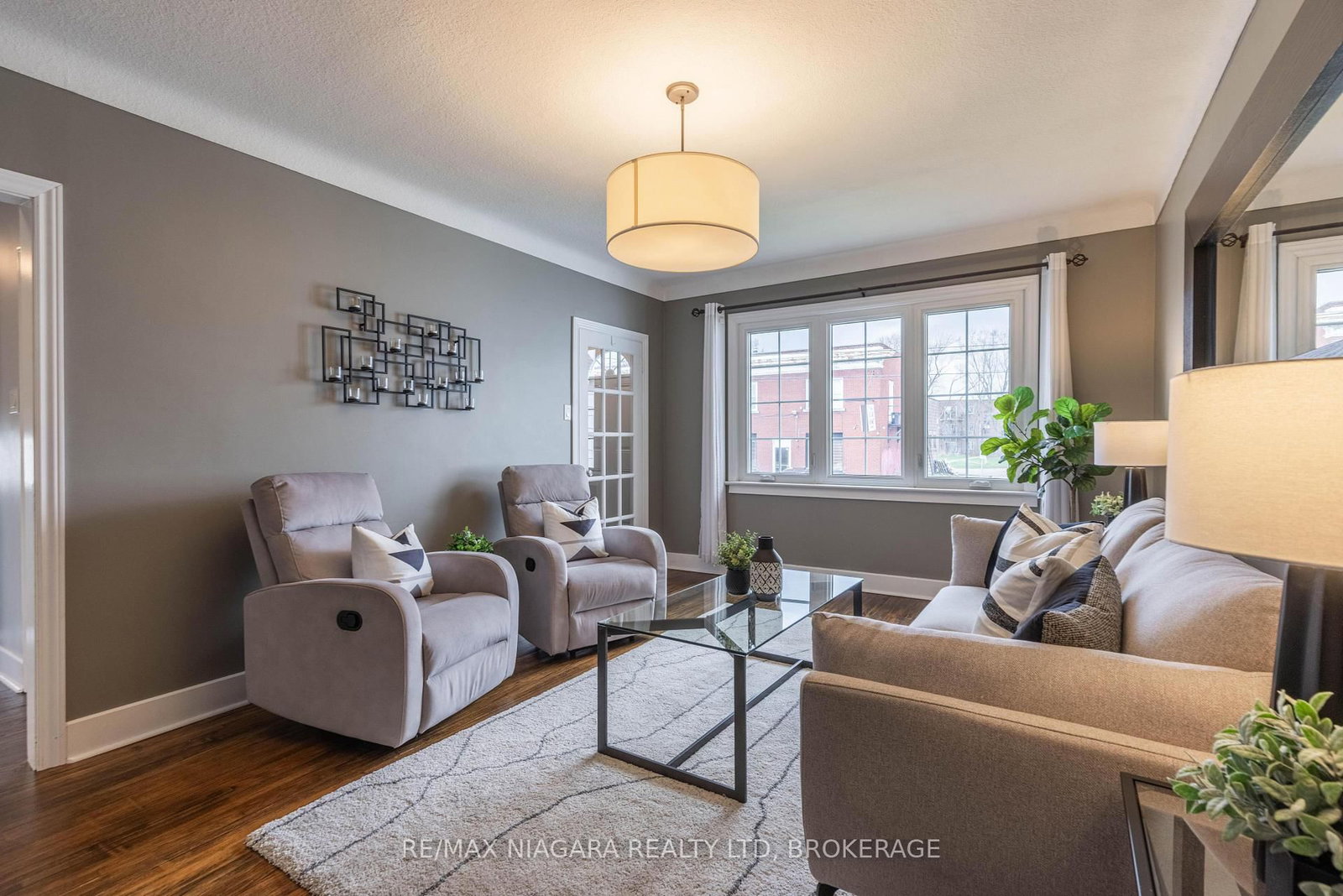 Detached House for sale at 88 Garnet Street, St. Catharines, Ontario, L2M 5G4 - Facer - MLS: X12996024