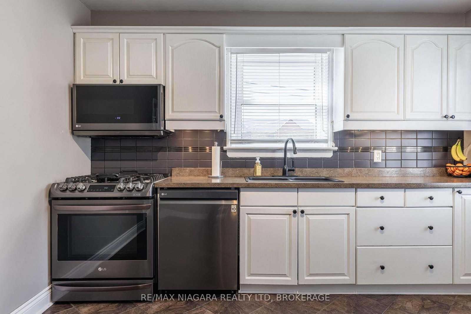 Detached House for sale at 88 Garnet Street, St. Catharines, Ontario, L2M 5G4 - Facer - MLS: X12996024