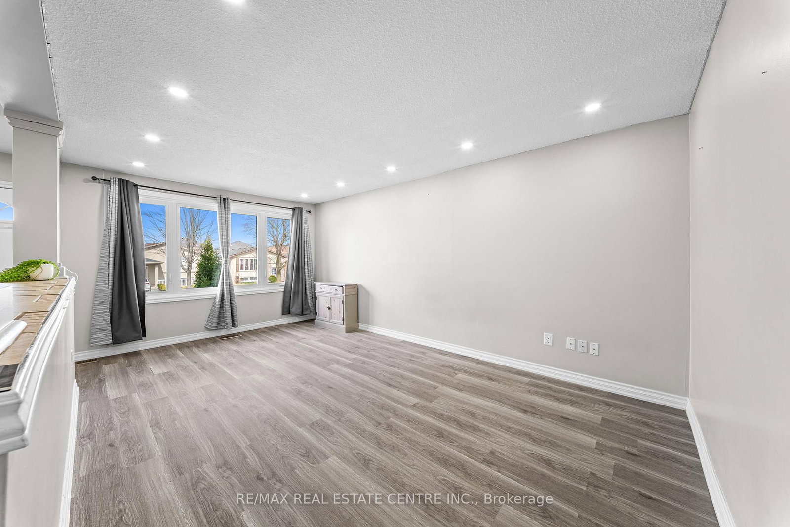 Detached House for sale at 35 Folkestone Avenue, Hamilton, Ontario, L8V 4M9 - Lawfield - MLS: X12996748