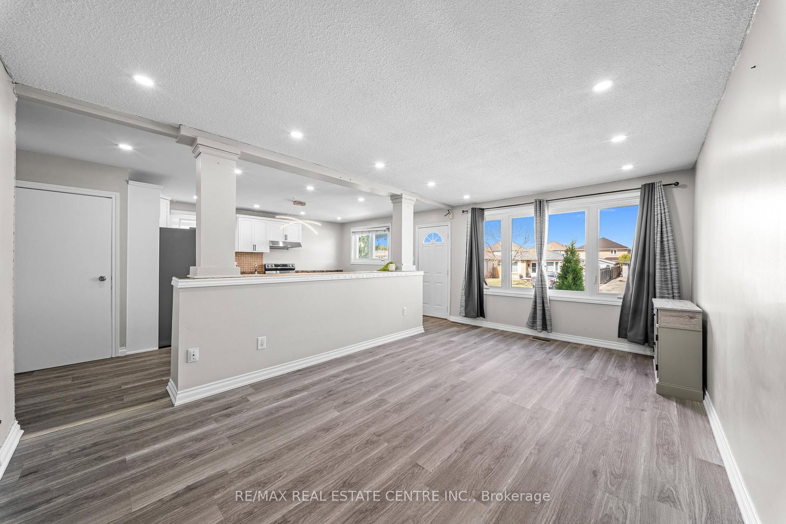 Detached House for sale at 35 Folkestone Avenue, Hamilton, Ontario, L8V 4M9 - Lawfield - MLS: X12996748