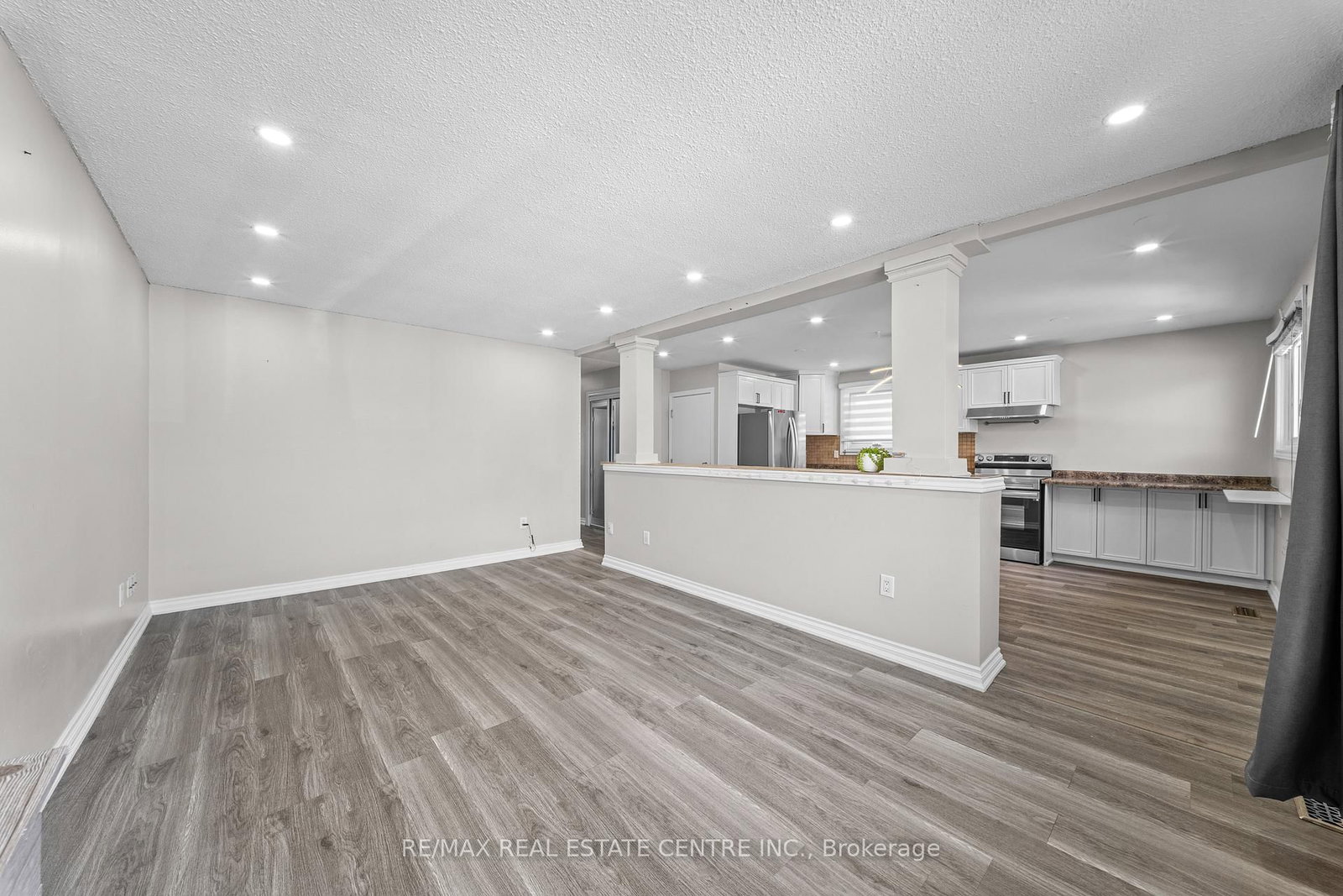 Detached House for sale at 35 Folkestone Avenue, Hamilton, Ontario, L8V 4M9 - Lawfield - MLS: X12996748