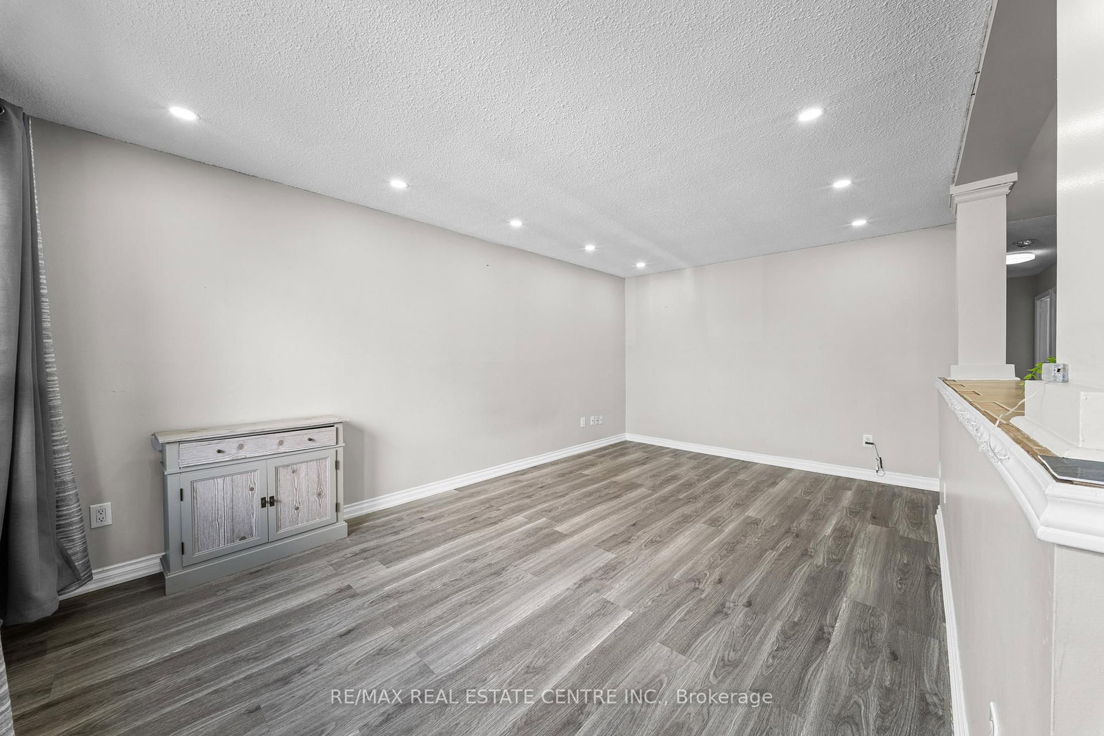 Detached House for sale at 35 Folkestone Avenue, Hamilton, Ontario, L8V 4M9 - Lawfield - MLS: X12996748