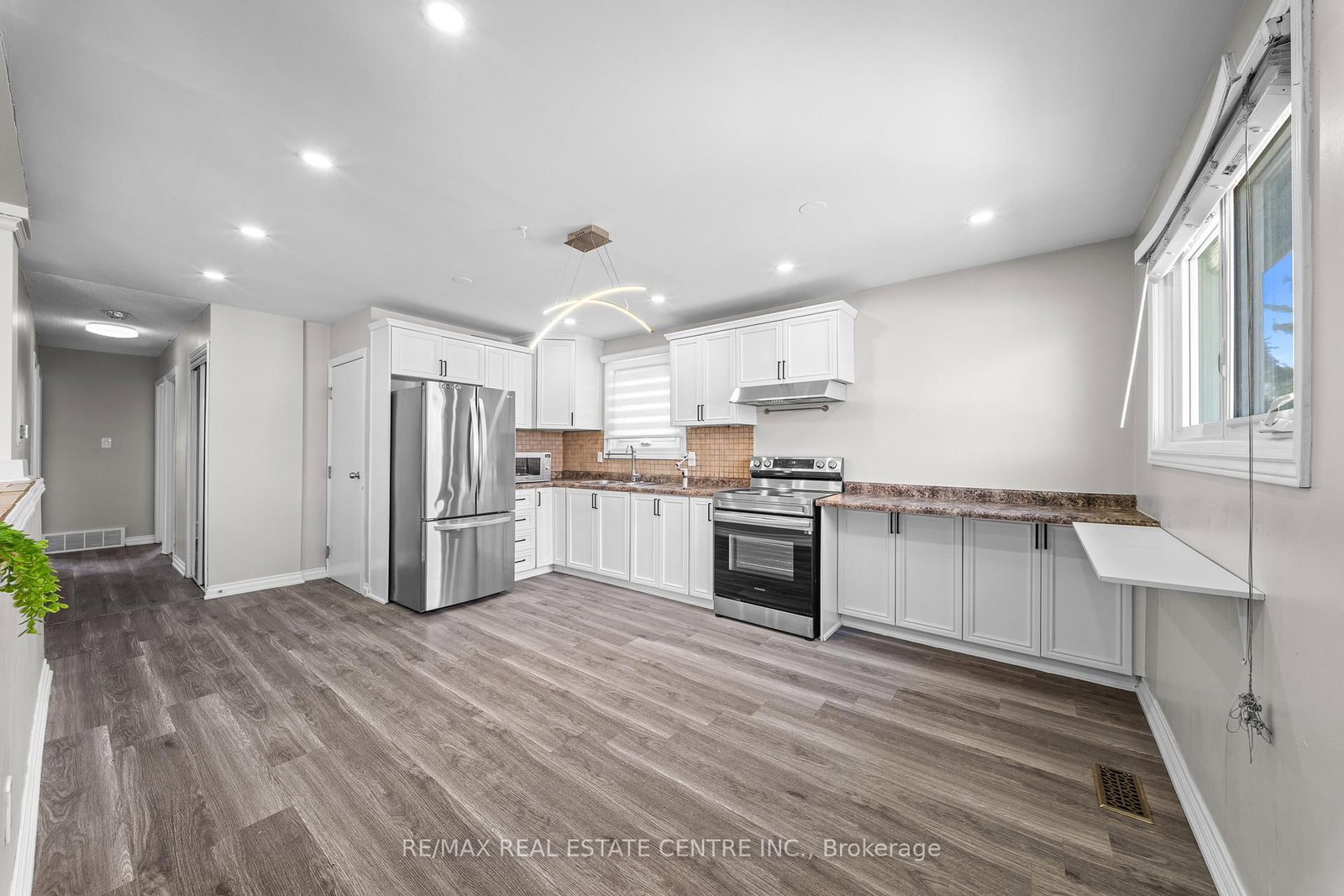 Detached House for sale at 35 Folkestone Avenue, Hamilton, Ontario, L8V 4M9 - Lawfield - MLS: X12996748