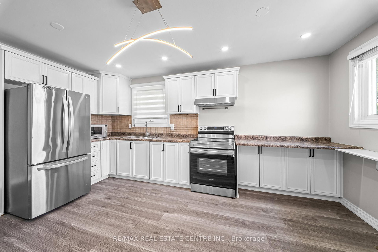 Detached House for sale at 35 Folkestone Avenue, Hamilton, Ontario, L8V 4M9 - Lawfield - MLS: X12996748