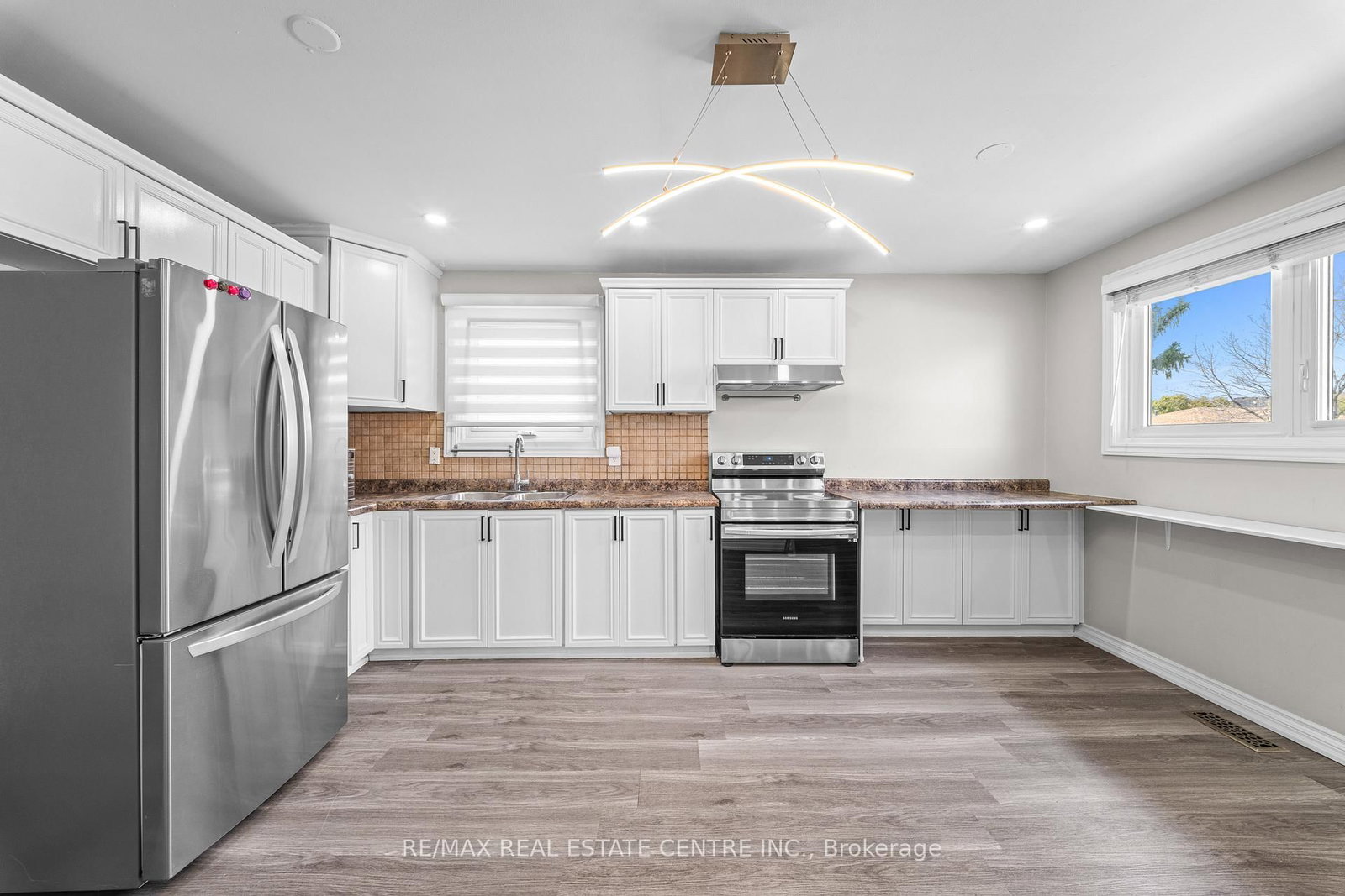 Detached House for sale at 35 Folkestone Avenue, Hamilton, Ontario, L8V 4M9 - Lawfield - MLS: X12996748