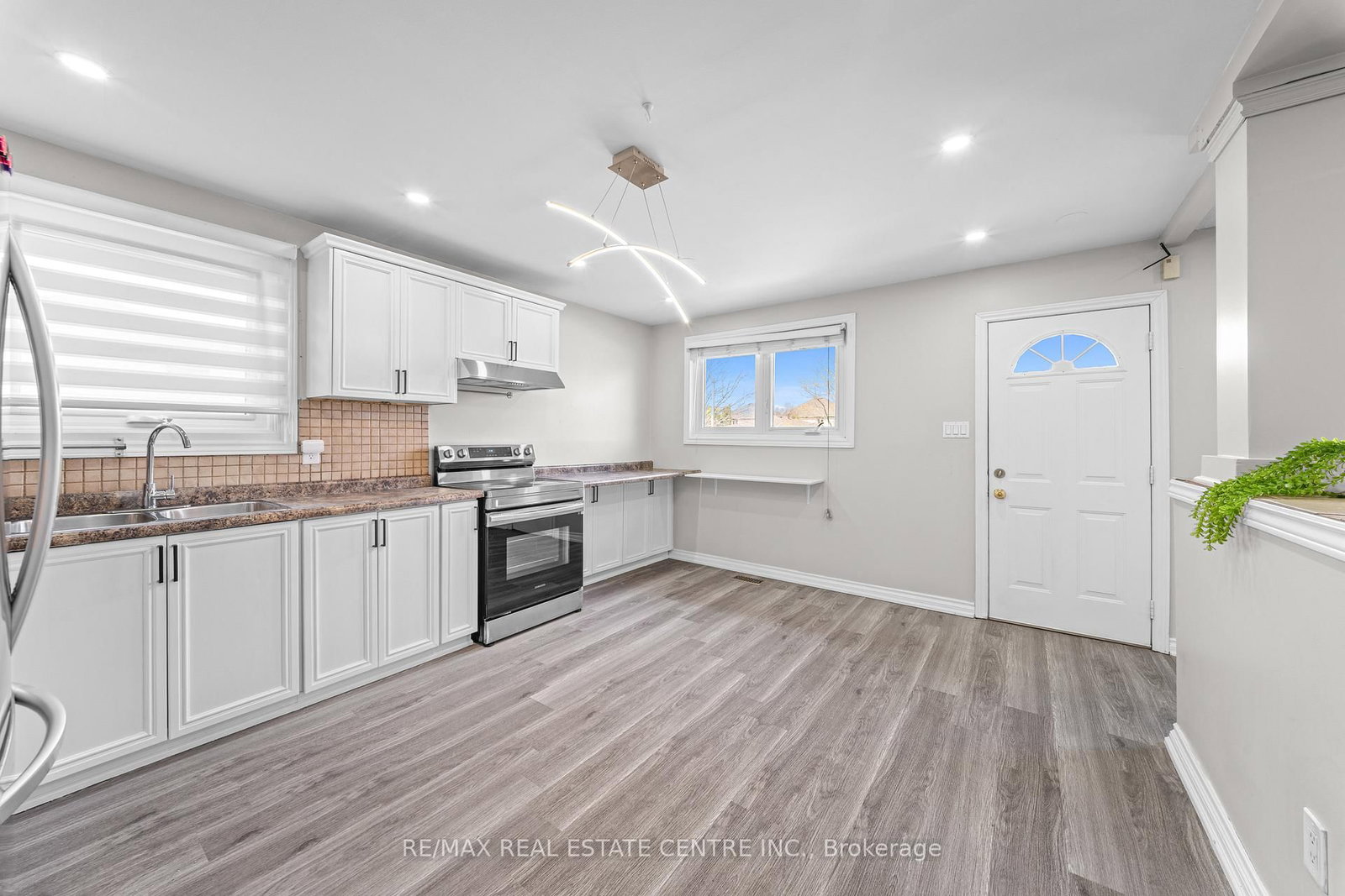 Detached House for sale at 35 Folkestone Avenue, Hamilton, Ontario, L8V 4M9 - Lawfield - MLS: X12996748