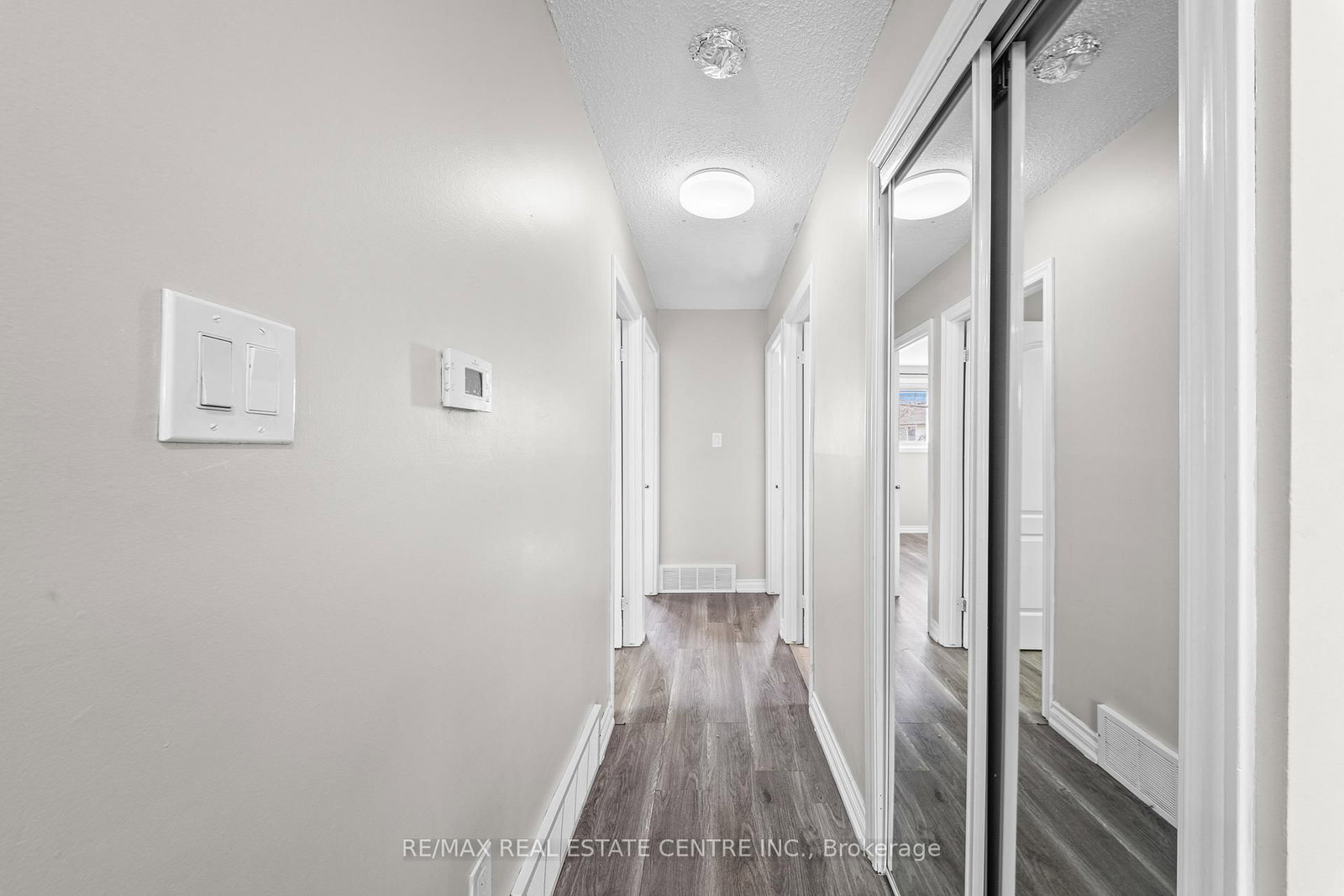 Detached House for sale at 35 Folkestone Avenue, Hamilton, Ontario, L8V 4M9 - Lawfield - MLS: X12996748