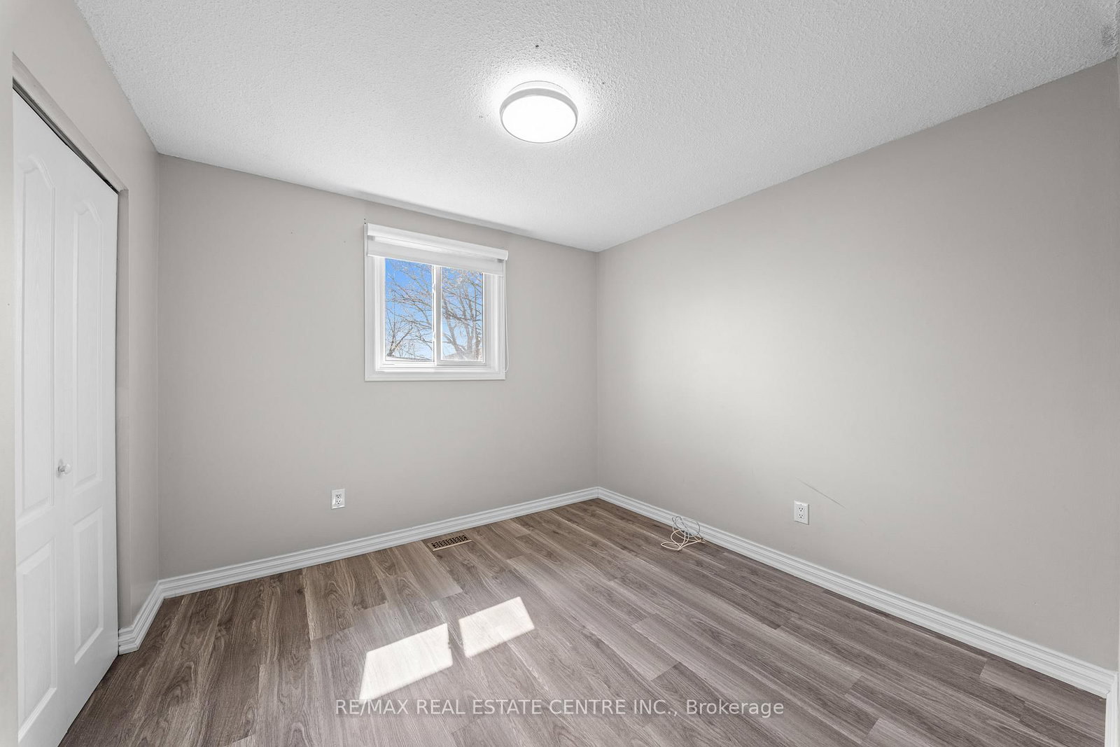 Detached House for sale at 35 Folkestone Avenue, Hamilton, Ontario, L8V 4M9 - Lawfield - MLS: X12996748