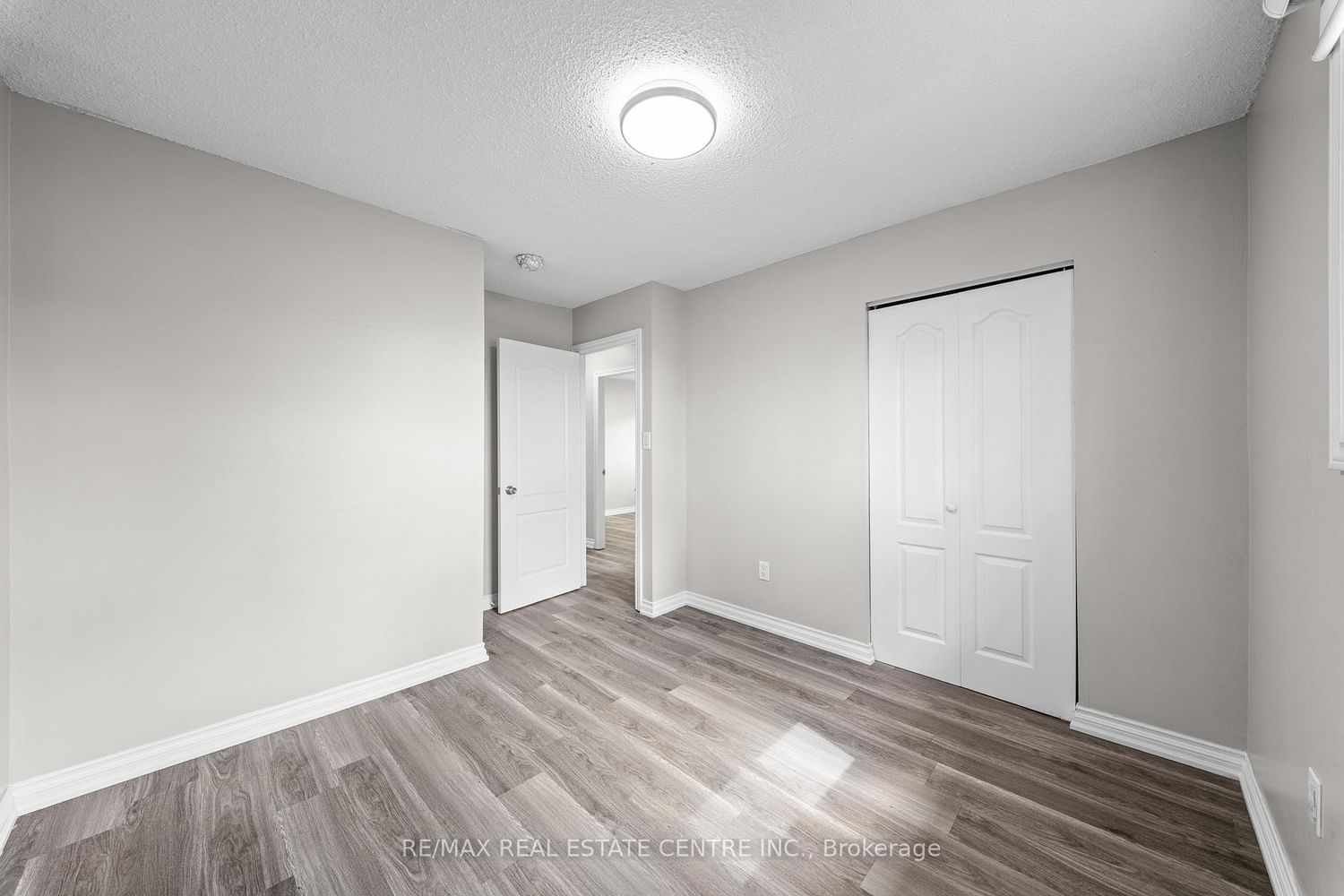 Detached House for sale at 35 Folkestone Avenue, Hamilton, Ontario, L8V 4M9 - Lawfield - MLS: X12996748