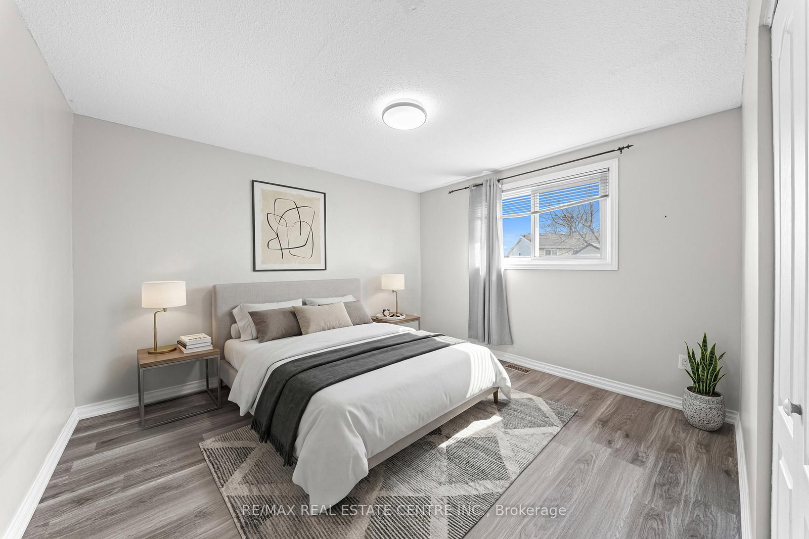 Detached House for sale at 35 Folkestone Avenue, Hamilton, Ontario, L8V 4M9 - Lawfield - MLS: X12996748