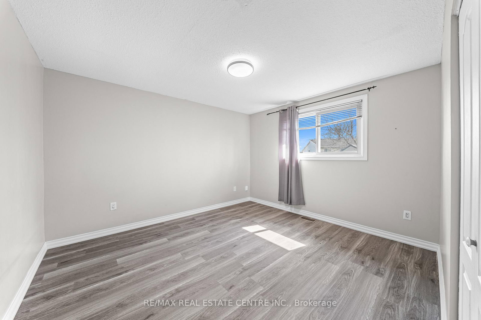 Detached House for sale at 35 Folkestone Avenue, Hamilton, Ontario, L8V 4M9 - Lawfield - MLS: X12996748