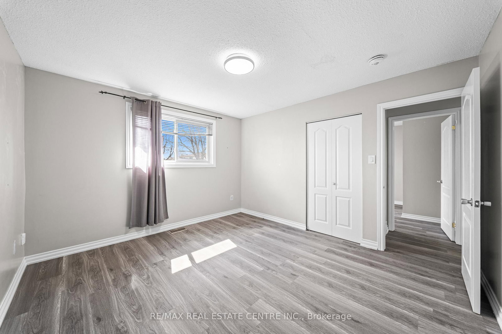 Detached House for sale at 35 Folkestone Avenue, Hamilton, Ontario, L8V 4M9 - Lawfield - MLS: X12996748