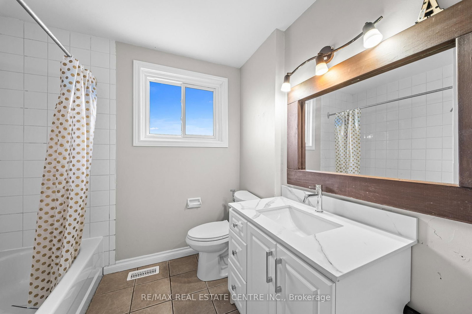 Detached House for sale at 35 Folkestone Avenue, Hamilton, Ontario, L8V 4M9 - Lawfield - MLS: X12996748