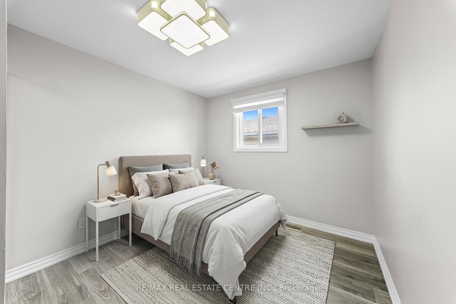 Detached House for sale at 35 Folkestone Avenue, Hamilton, Ontario, L8V 4M9 - Lawfield - MLS: X12996748