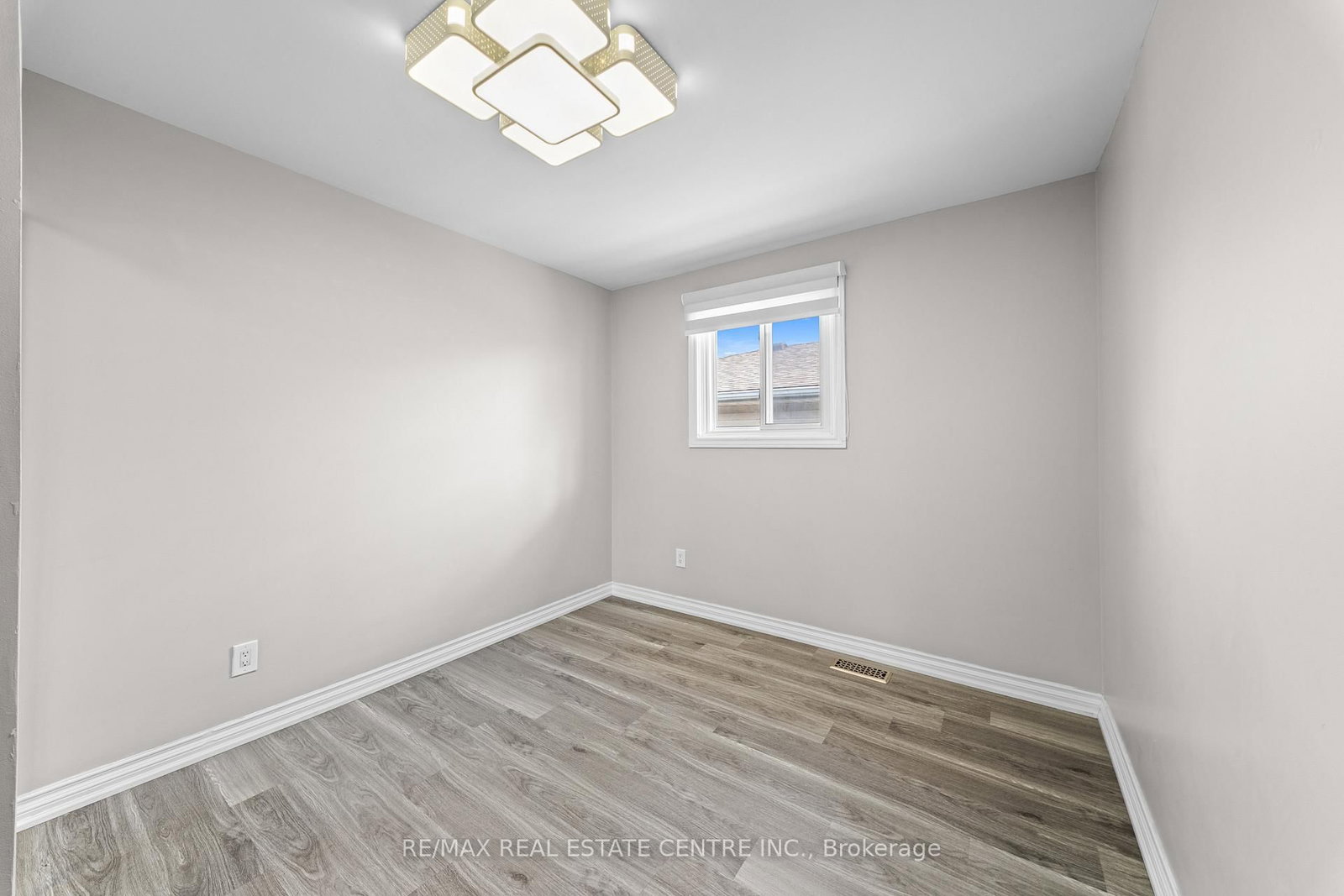 Detached House for sale at 35 Folkestone Avenue, Hamilton, Ontario, L8V 4M9 - Lawfield - MLS: X12996748