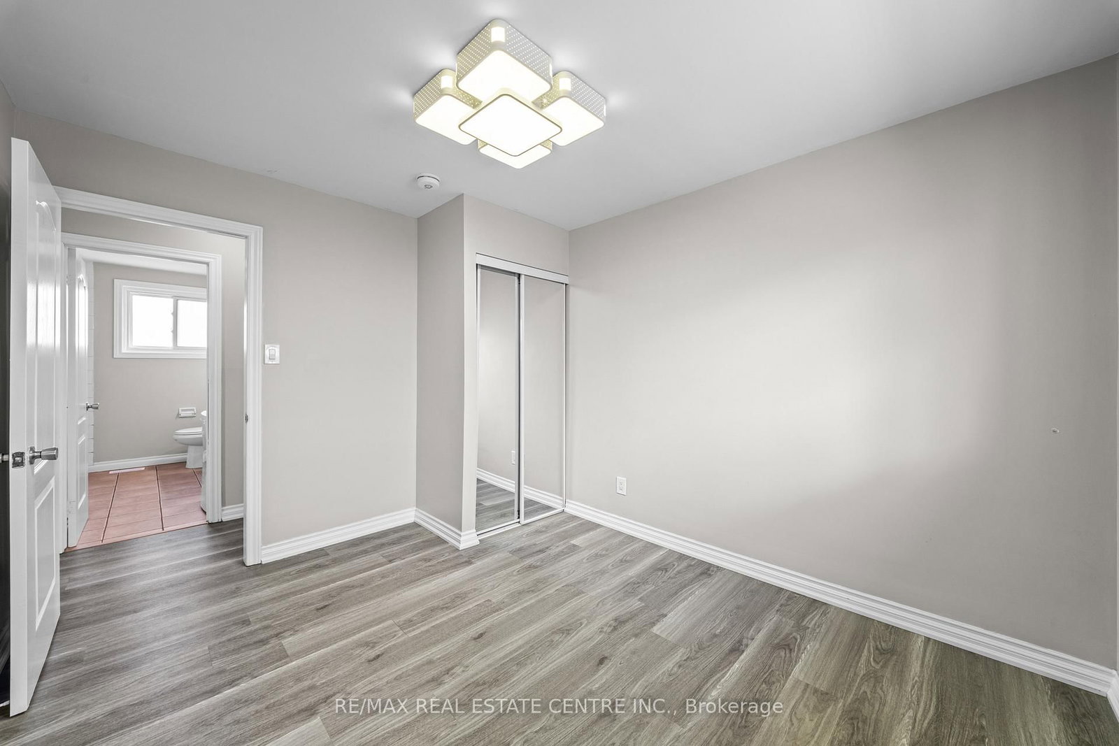 Detached House for sale at 35 Folkestone Avenue, Hamilton, Ontario, L8V 4M9 - Lawfield - MLS: X12996748