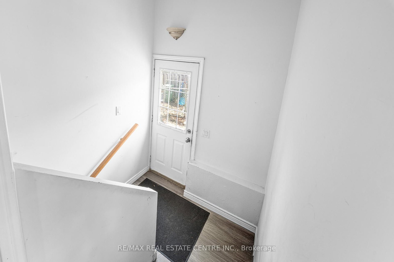 Detached House for sale at 35 Folkestone Avenue, Hamilton, Ontario, L8V 4M9 - Lawfield - MLS: X12996748