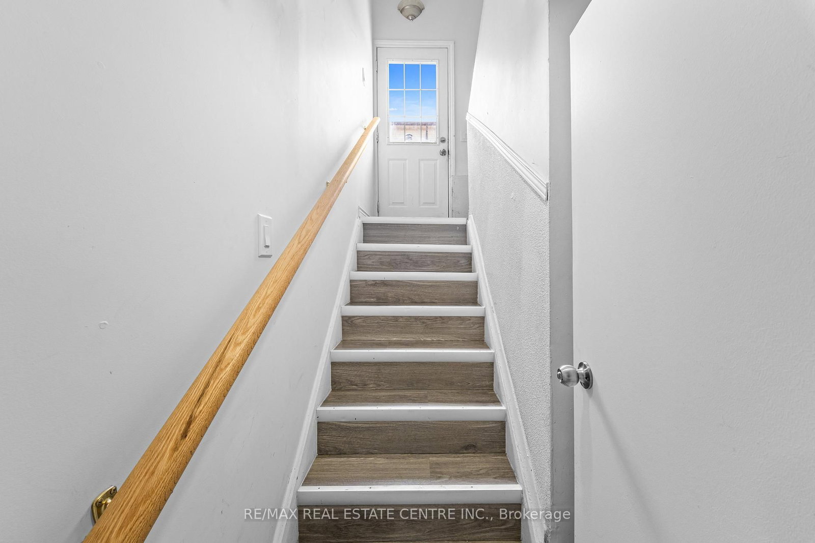 Detached House for sale at 35 Folkestone Avenue, Hamilton, Ontario, L8V 4M9 - Lawfield - MLS: X12996748