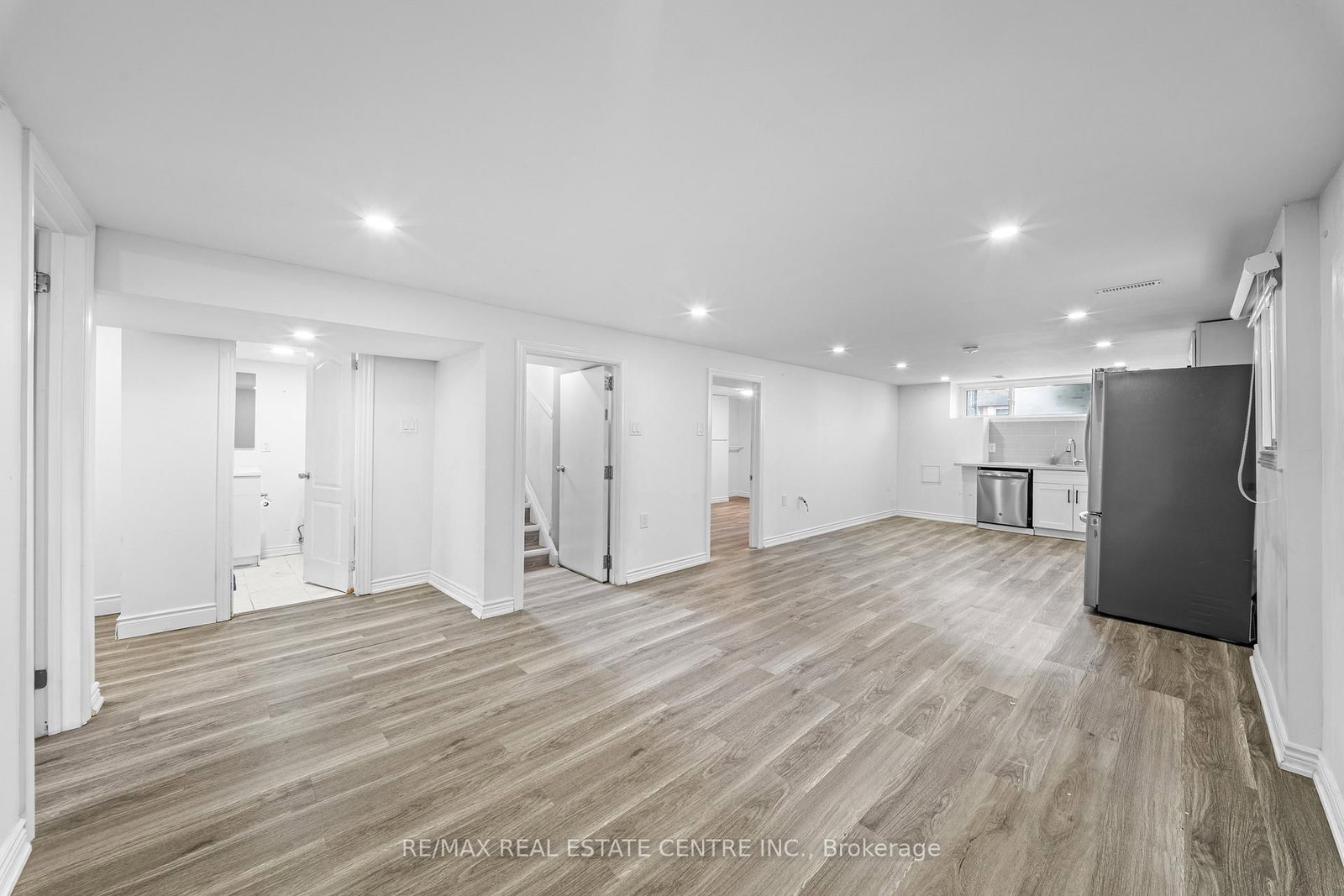 Detached House for sale at 35 Folkestone Avenue, Hamilton, Ontario, L8V 4M9 - Lawfield - MLS: X12996748