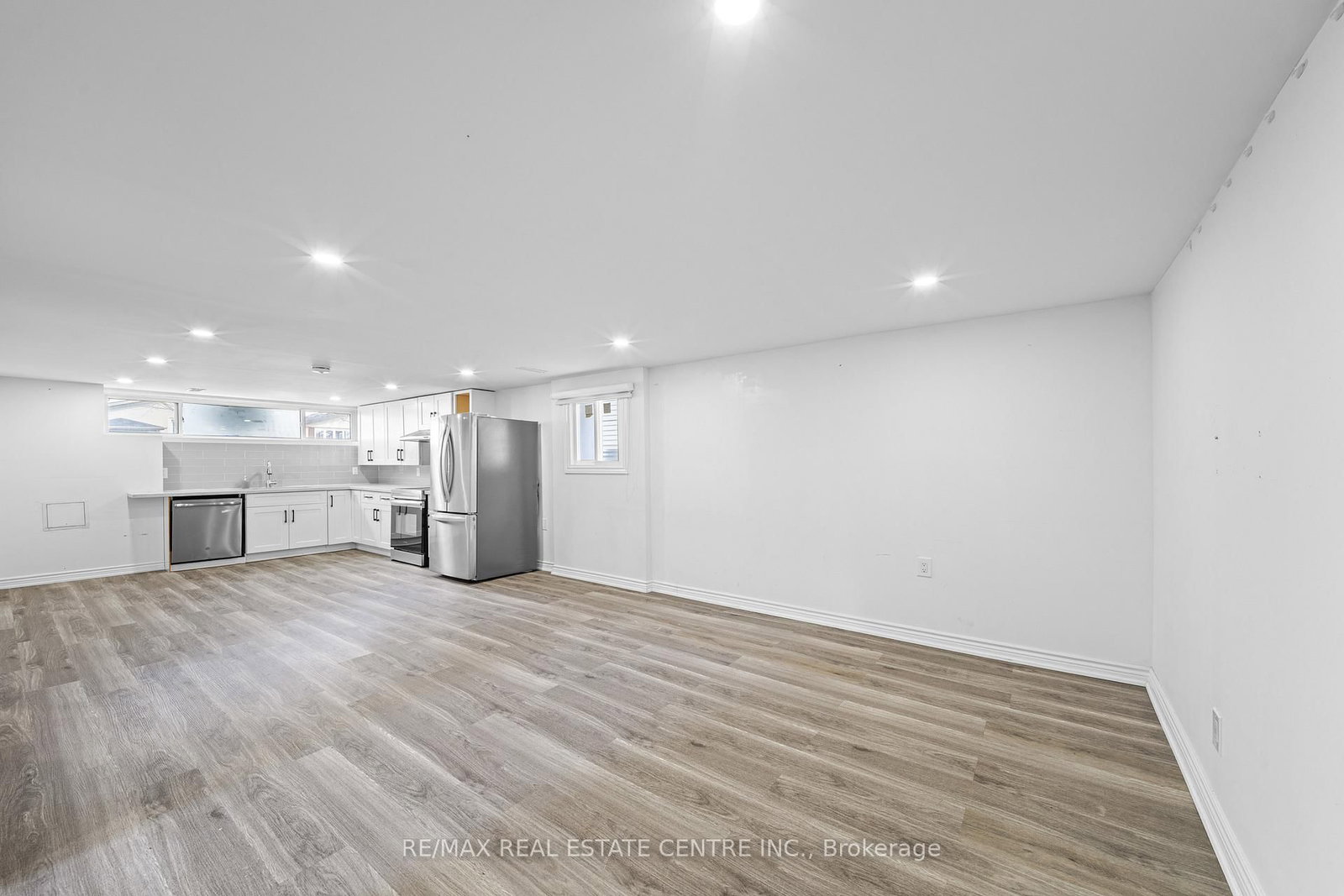 Detached House for sale at 35 Folkestone Avenue, Hamilton, Ontario, L8V 4M9 - Lawfield - MLS: X12996748